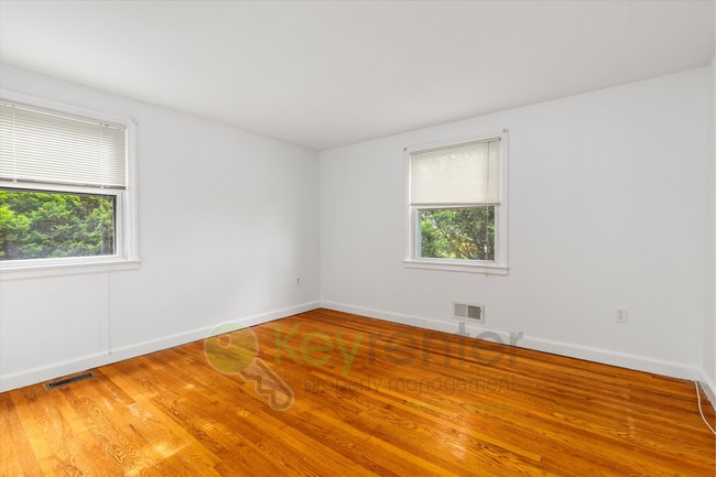 Building Photo - Bright 2BR/1BA Apartment with Private Entr...