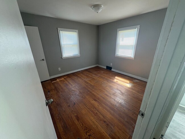 Building Photo - 525 S Everett.