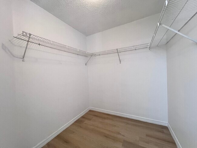 Building Photo - Beautifully Updated 3 bedroom 2 bath home ...