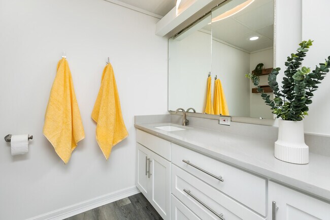 Building Photo - 4600 Ocean Dr