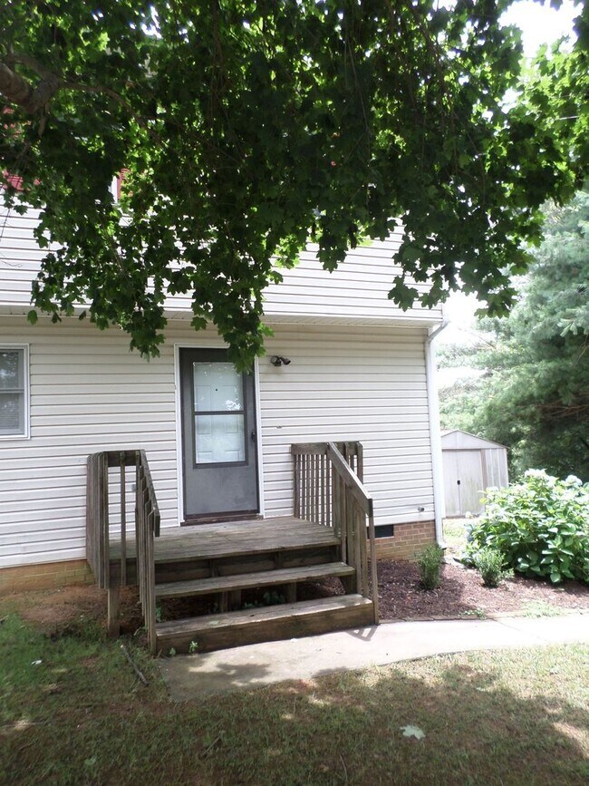 Building Photo - 3 Bedroom 2.5 Bath Duplex