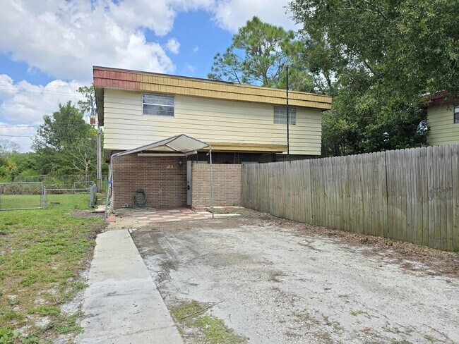 Primary Photo - 2 bed / 1.5 bath Townhouse for RENT