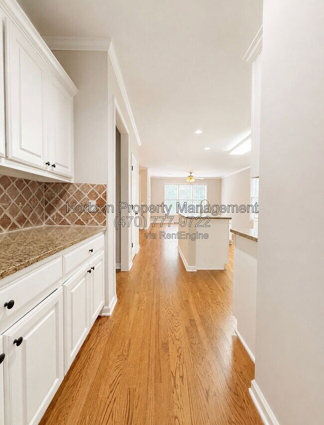 Building Photo - 3235 Bentwood Close