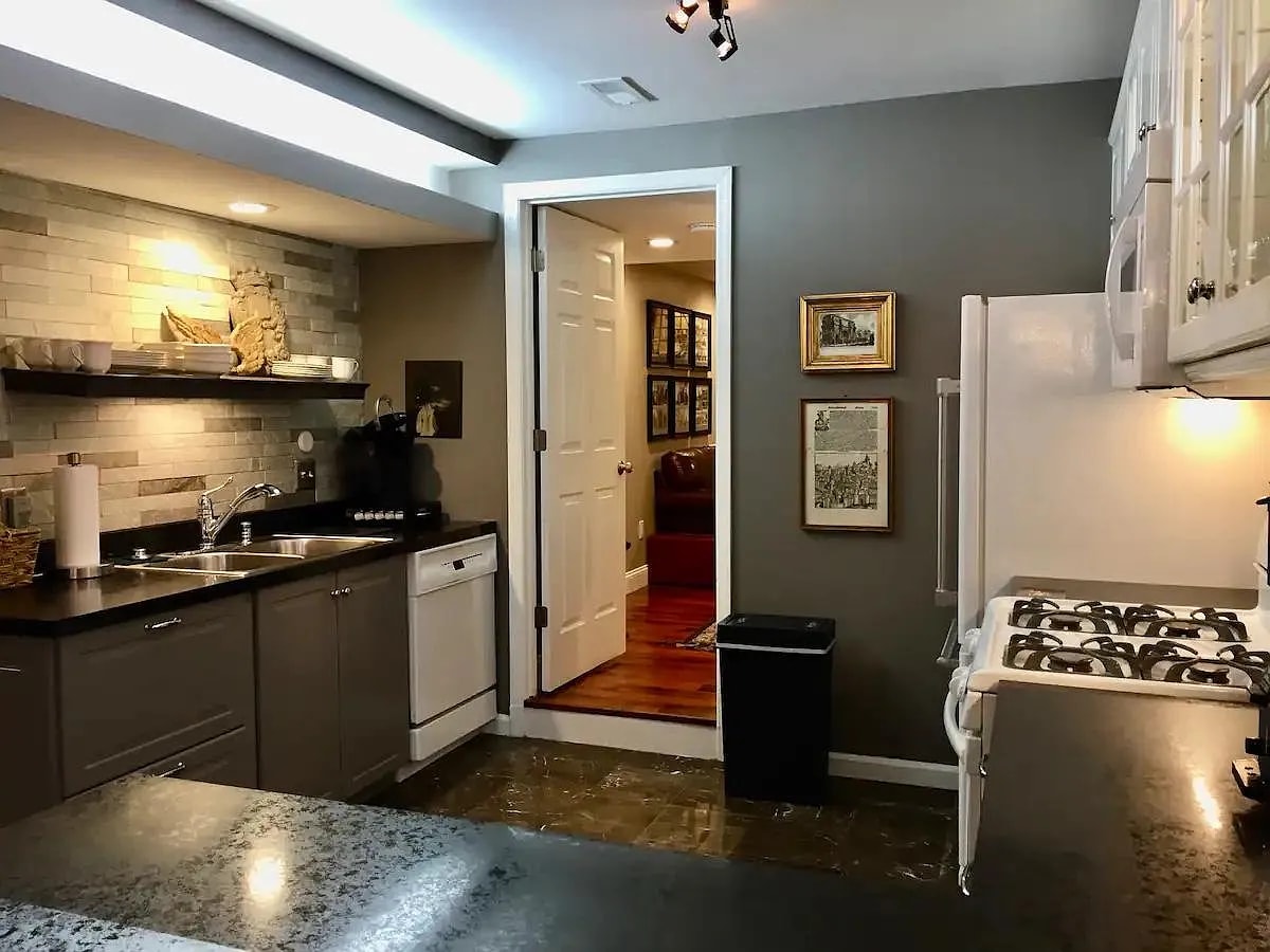 Kitchen - 2051 Park Ave