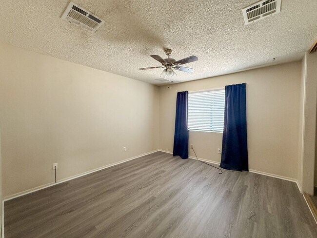 Building Photo - 3 bedroom Home on 2 Acres
