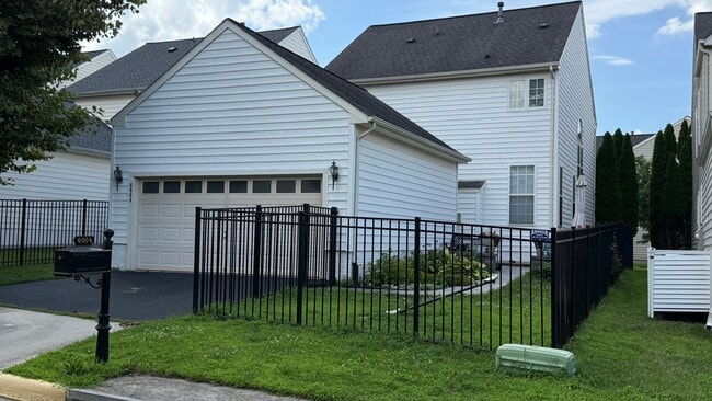 Building Photo - Spacious & Bright Home in Parks of Piedmon...