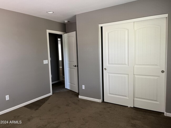 Building Photo - 1360 S Ponderosa Dr