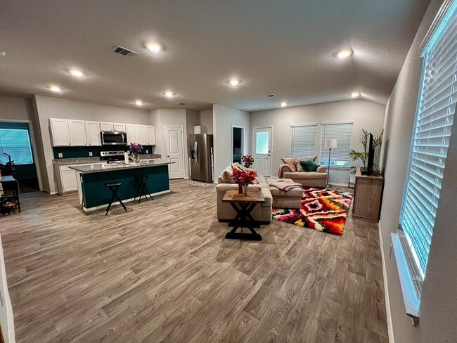 Building Photo - 310 Comal Dr