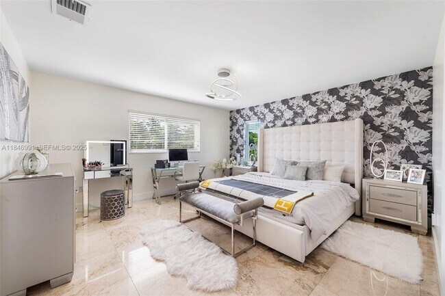 Building Photo - 5901 SW 56th Terrace