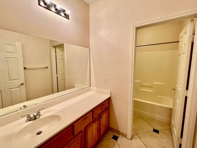 Building Photo - Single Story 3 Bedroom Home with bonus room!!