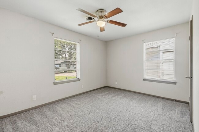 Building Photo - 5413 Vae Dr