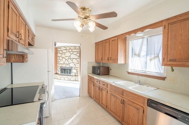 Building Photo - 3 Bed | 2 Bath in Central Tulsa!