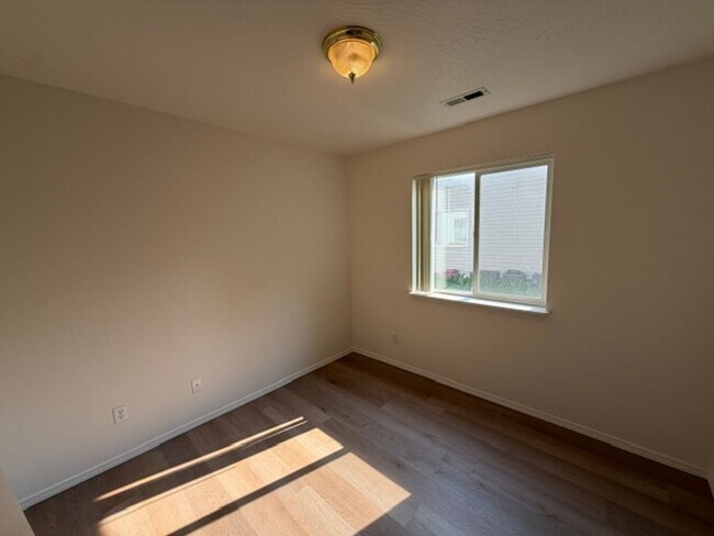 Building Photo - 104-108 E Jadynn Ct