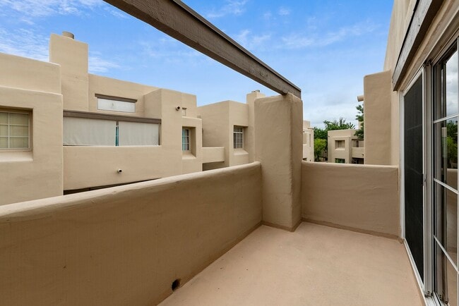 Building Photo - Mission de los Arroyos Beauty!