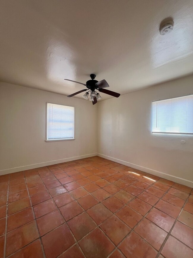 Building Photo - 3 Bedroom 1 Bathroom House with Spacious L...