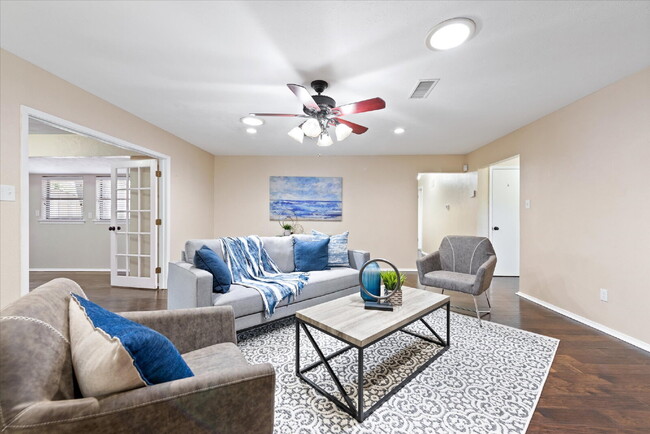 Building Photo - "Spacious 4-Bedroom Hardwood & Granite Fin...