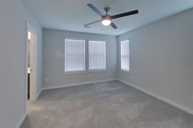 Building Photo - 9835 Willow Creek Commerce Dr
