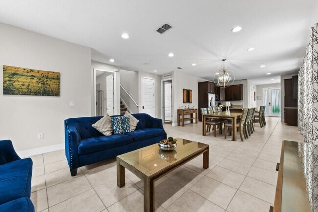 Building Photo - 350 Lasso Dr