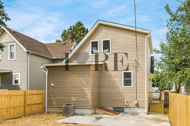 Building Photo - 429 E Mithoff St