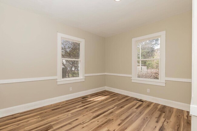 Building Photo - Gorgeous Three Bedroom Home!