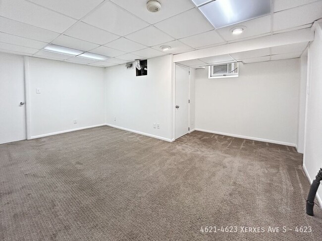 Building Photo - 2br 1ba 1cg ~ Security Deposit Free Altern...