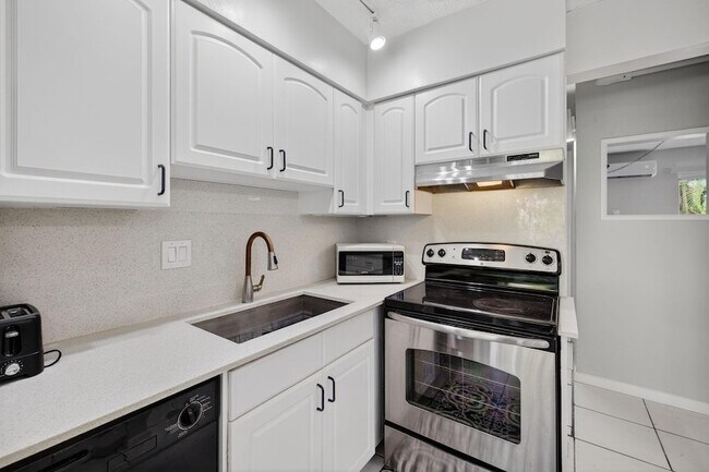 Building Photo - 2624 NE 30th Pl