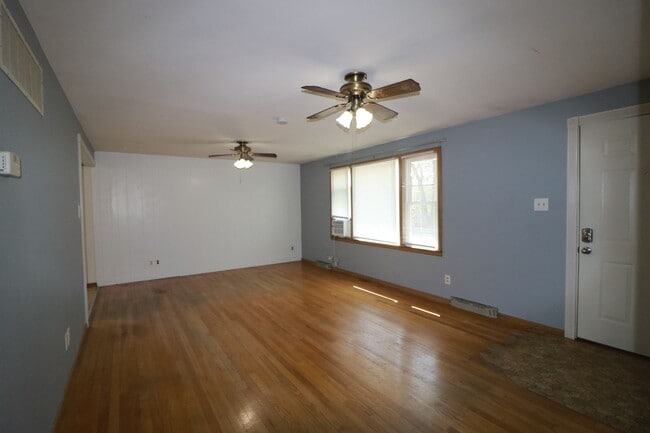 Building Photo - Amazing 4 bedroom 2 bathroom house located in quiet Manhattan neighborhood
