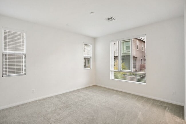 Building Photo - 3 Bed Nicely Upgraded Summerlin TownHome