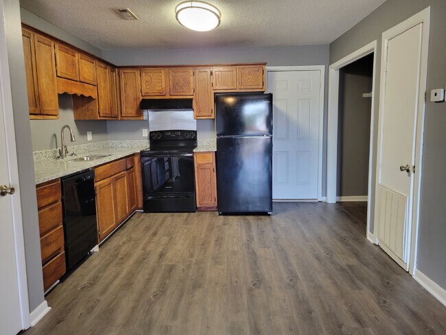 Building Photo - "Charming 2-Bedroom Haven on Glenn Street – Cozy Comfort Awaits in Decatur!"