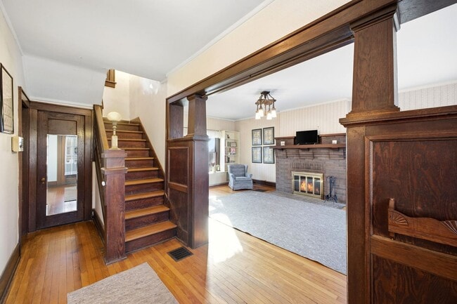 Building Photo - 6+BR House on E. Lane – Central Campus – Newly Renovated + Free Parking – Flexible Move-In