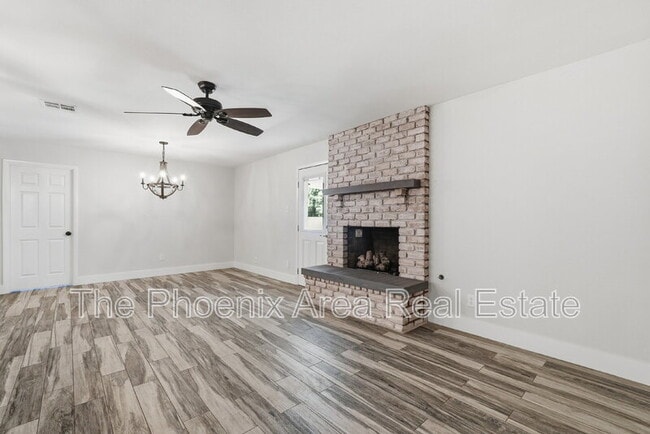 Building Photo - 447 E Carson Dr