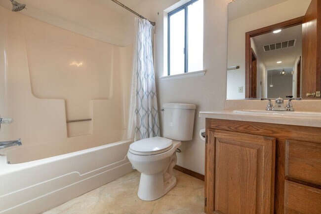 Building Photo - 3-bedroom, 2-bathroom home in great neighborhood!