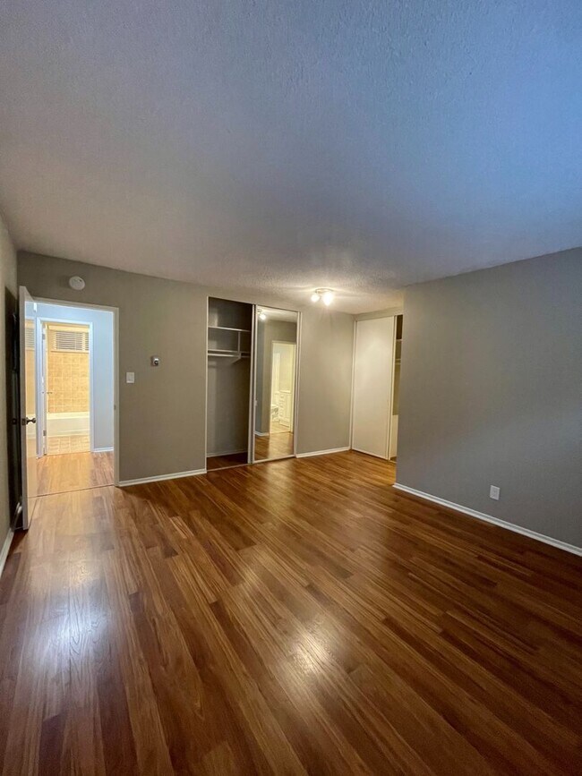 Building Photo - 2 Bedroom, 2 Bath Condo Blocks to the Beach, Pet Friendly, Sunset Views, Parking!