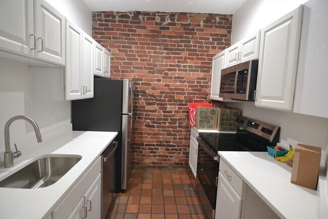 Building Photo - 67 St Germain St