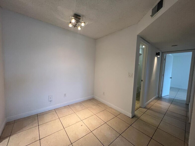 Building Photo - 1257 SW 46th Ave
