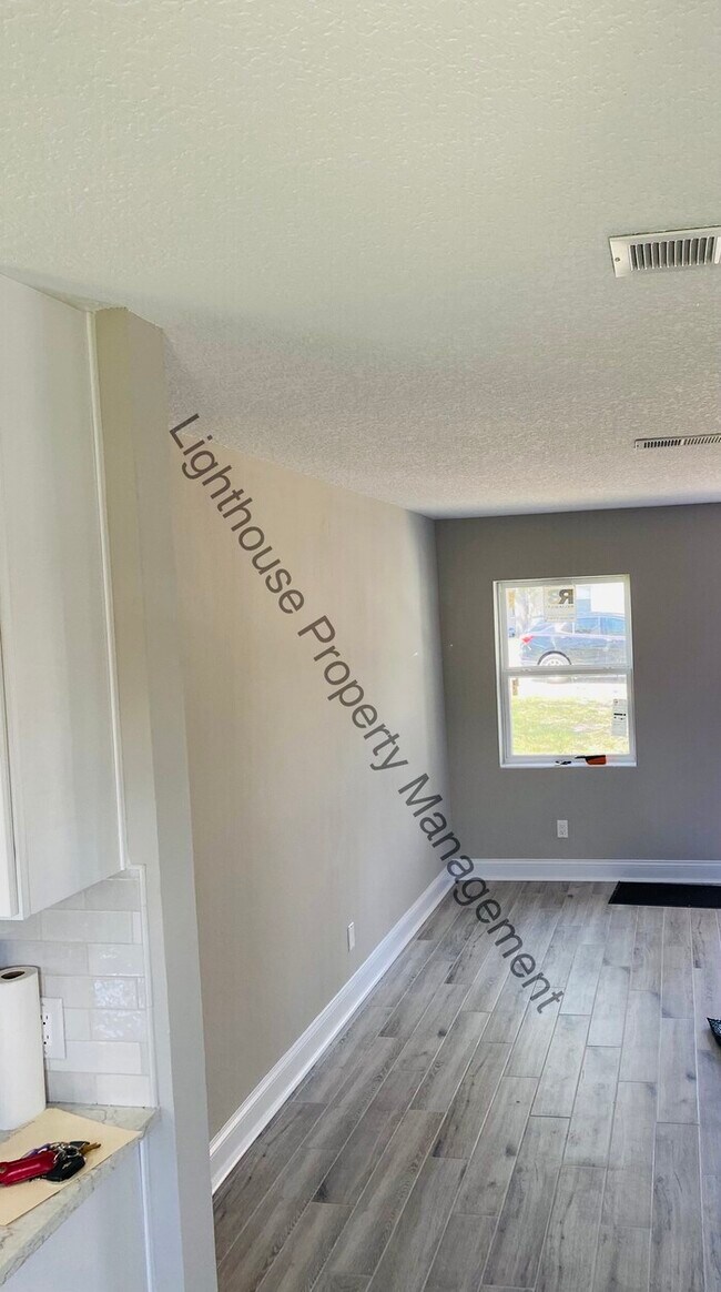 Building Photo - Beautiful 3 Bedroom Home With Fenced Backyard
