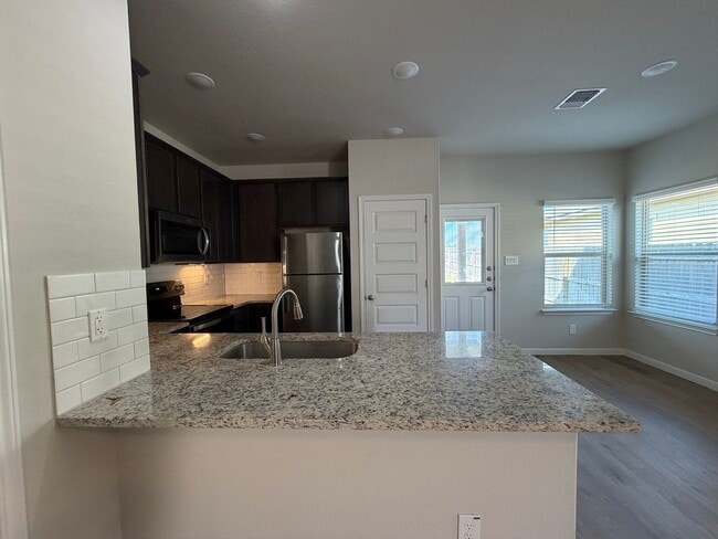 Building Photo - 466 Emma Dr