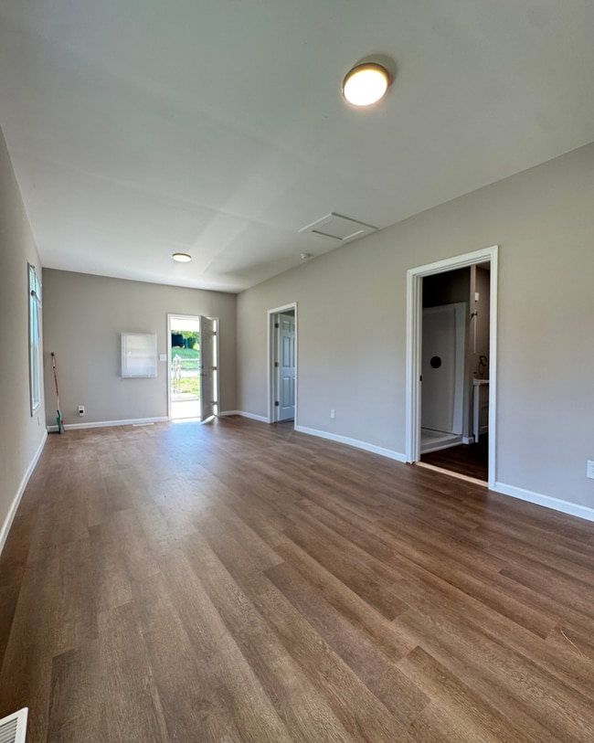 Building Photo - 2 Bed 2 Bath House on Easley Avenue | Fairview Heights, Lynchburg VA