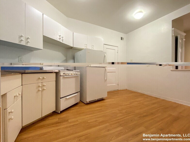 Building Photo - 1583 Beacon St
