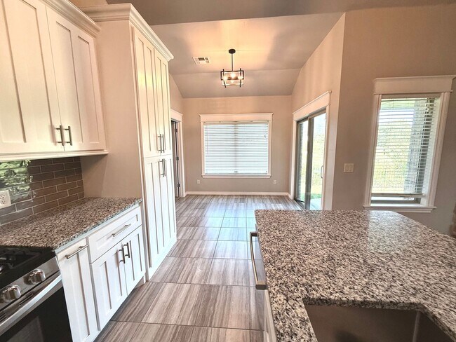 Building Photo - Beautiful 3BD 2BA w/ Bonus Room Located in...