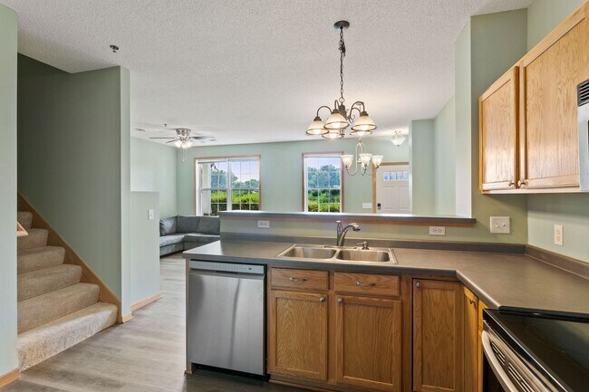 Building Photo - Freshly Remodeled 3bd 3ba Townhome for Rent in Club West, Blaine – Pond View!