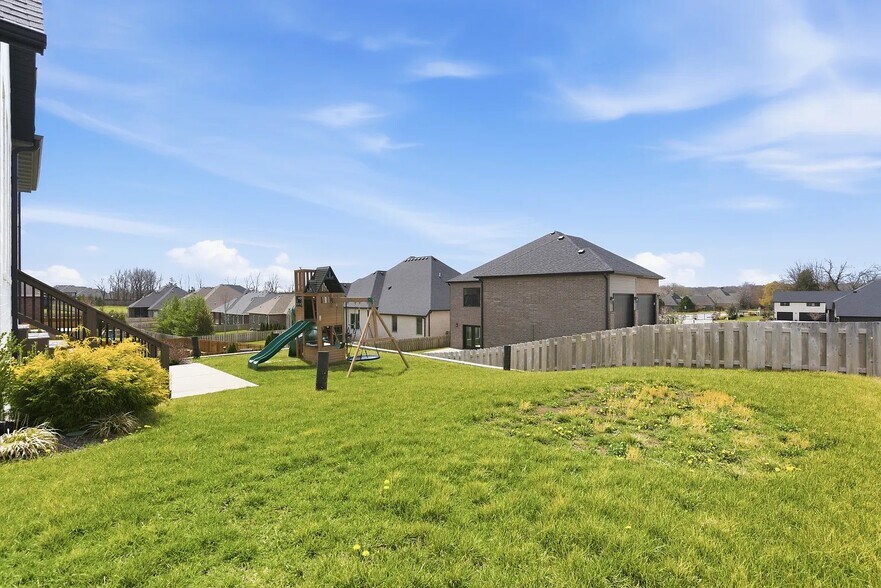 Building Photo - 703 S Hickory Dr