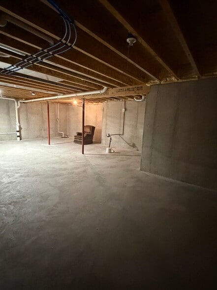 Building Photo - 2701 E Glenhurst Ln