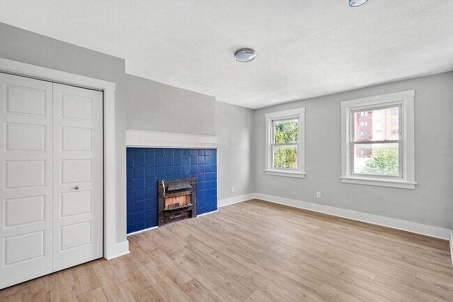Building Photo - 408 E 8th Ave