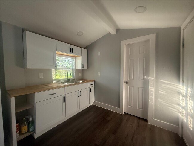 Building Photo - 2113 River Rd