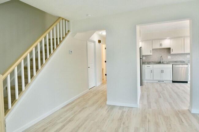 Building Photo - 460-462-462 Fowler St