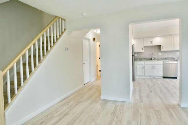 Building Photo - 460 &amp; 462 Fowler St