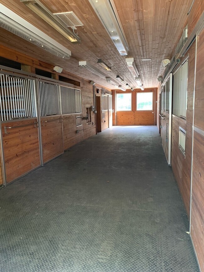 4 W County Line Rd 4 W County Line Rd Barrington IL 60010 Apartment