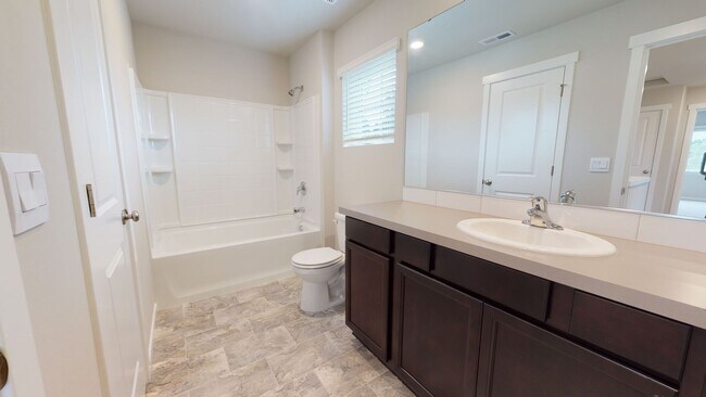 Building Photo - Large 3 Bedroom off of McWilliams, close t...