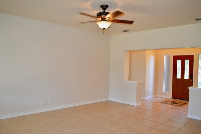 Building Photo - Rare custom stucc home 3 bed 2 bath